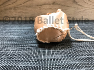 先をかがったトウシューズ