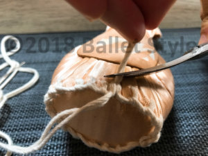 先をかがったトウシューズ