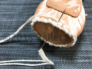 先をかがったトウシューズ