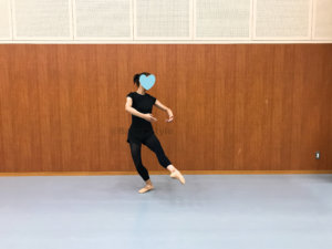 ジュテ・パッセをするダンサー